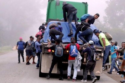 Algunos adultos van en pareja otros son familias completas, padres con niños muy pequeños, lo mismo que jóvenes menores de edad, muchos de ellos sin ningún acompañante.-EFE