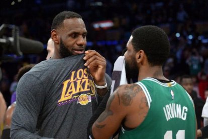 Lebron James conversa con su excompañero Irving al concluir el partido. Los Celtics asaltaron el Staples.-GARY A VASQUEZ (USATODAY SPORTS)