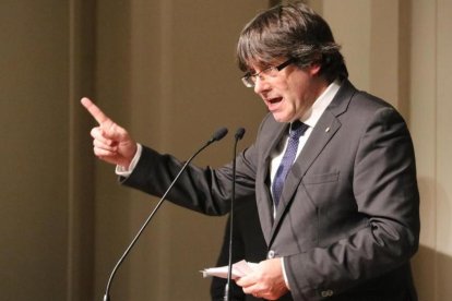 Carles Puigdemont, durante su discurso en el acto de Bruselas con alcaldes del pasado 7 de noviembre.-PERIODICO (ACN / LAURA PONS)