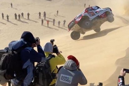 Fernando Alonso vuelca en el Dakar.-