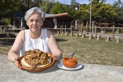 Inmaculada de Pedro, a la entrada del restaurante, con un plato del ajo carretero.-