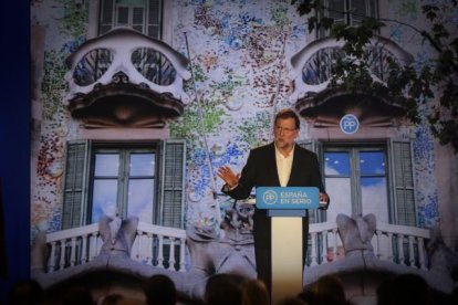 Mariano Rajoy, con una imagen de la Casa Batlló de fondo, durante el acto del PP en Barcelona.-DANNY CAMINAL