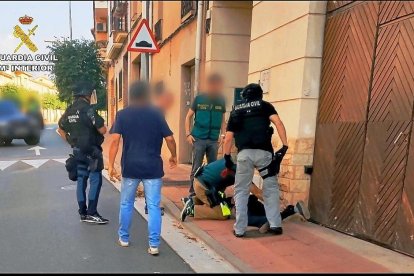 Momento en el que los agentes de la Guardia Civil detienen a uno de los atracadores en el intento de atraco de La Rioja.-E. M.