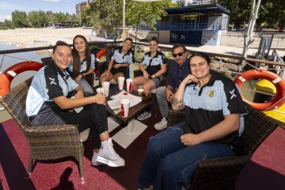 El club deportivo de balonmano, Miguel Ángel Abril, Teresa Botella, Alicia Roble, Lidia Blanco, Martina Romero y Marsella Santos.- E.M.