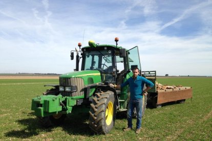 Ruben Arranz, agricultor vallisoletano, en su explotación ubicada en Campaspero.-E.M.