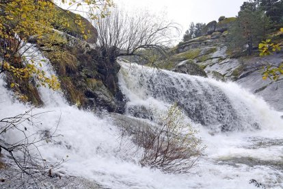 Imagen que presenta una de las caídas de agua entre peñascos de granito en el paraje de Las Chorreras durante estos días.-NURIA JIMÉNEZ