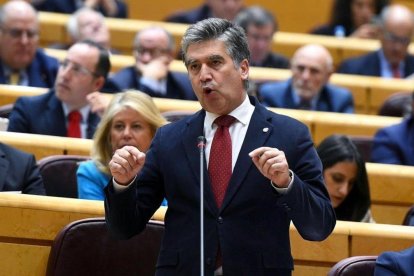 El portavoz popular en el Senado, Ignacio Cosido, durante su intervencion en la sesion de control de este martes-FERNANDO VILLAR (EFE)