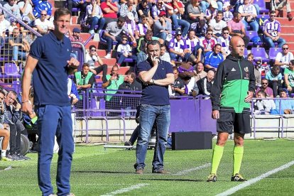 Segio González mira pensativo desde la banda con su colega del Huesca Leo Franco en primer plano.-PABLO REQUEJO