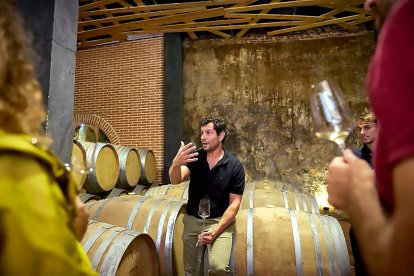 Richard Sanz, en una visita guiada a la bodega centenaria. / DAVID G. COCA