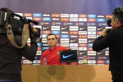 Ernesto Valverde, a su llegada hoy a la sala de prensa de la Ciudad Deportiva Joan Gamper.-EMILIO PÉREZ DE ROZAS