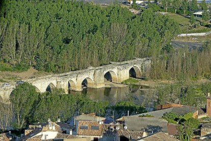 Vista del puente medieval de Simancas.-EL MUNDO