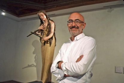 El conservador e historiador leonés Manuel Arias, ante la Magdalena de Pedro de Mena del Museo Nacional de Escultura, en Valladolid.-ARGICOMUNICACIÓN