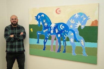 Díaz Vázquez junto al óleo ‘Ayer tarde al lago fui’, en la Galería Javier Silva. PHOTOGENIC