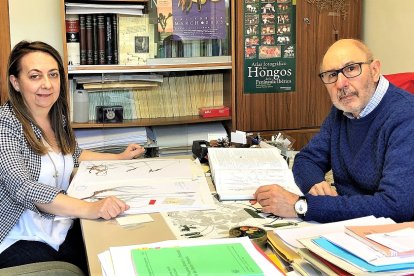 Carmen Acedo y Félix Llamas en las instalaciones de la Facultad de León. EL MUNDO