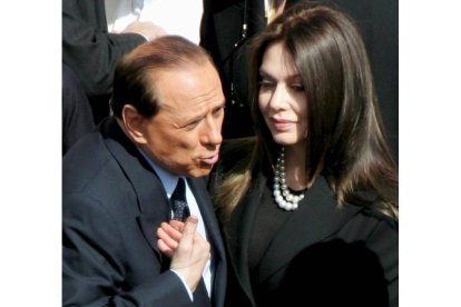 El ex primer ministro italiano Silvio Berlusconi deberá pagar una pensión de 1,4 millones de euros al mes a su exmujer Veronica Lario, según decidió hoy el Tribunal de Monza (norte de Italia), que cerró así su causa de divorcio.-Foto: EFE