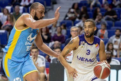 Mike Torres sube el balón ante Larsen en la primera vuelta. EL MUNDO