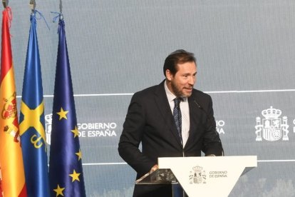 Comparecencia del ministro de Transportes y Movilidad Sostenible, Óscar Puente, tras la llegada del tren que inaugura la variante de Pajares de la Línea de Alta Velocidad Madrid-Asturias con la presencia del rey Felipe VI, acompañado del presidente del Gobierno, Pedro Sánchez, y los presidentes de Asturias y Castilla y León, Adrián Barbón y Alfonso Fernández Mañueco, entre otras autoridades. -ADIF