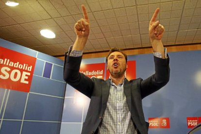 Óscar Puente, ayer, en la sede provincial, celebra los resultados electorales.-Ical