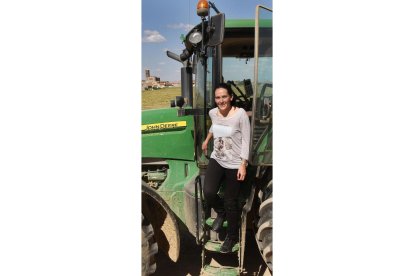 Elena Tejerina subida al tractor en su explotación palentina.-BRÁGIMO