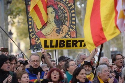 Manifestantes dan su apoyo a Torra a su llegada al TSJC.-JORDI COTRINA