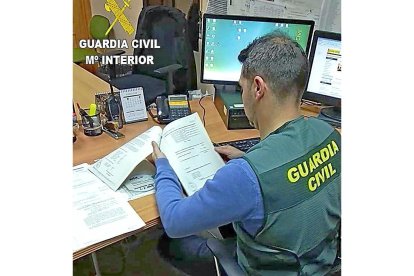 Un agente de la Guardia Civil de Valladolid efectúa pesquisas en su lugar de trabajo.-GUARDIA CIVIL