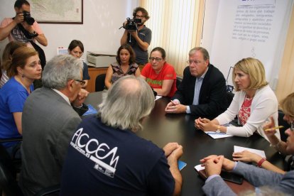 La consejera de Familia e Igualdad de Oportunidades, Alicia García (D), participa en una reunión de trabajo con los responsables de Accem en la Comunidad acompañada por el alcalde de León, Antonio Silván (CD)-ICAL