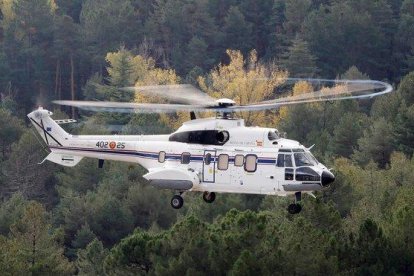 El helicóptero con los restos de Franco aterriza en el mausoleo del Valle de los Caidos en San Lorenzo del Escorial.-