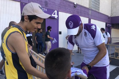 Pezzolano firma una camiseta a un niño tras el entrenamiento. / D. M.