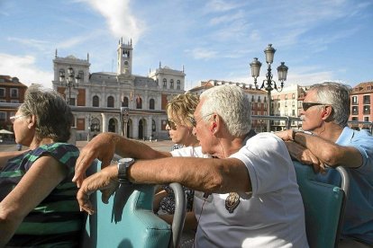 Visita a bordo del bus turístico de Valladolid.-PHOTOGENIC / M. YLLANA