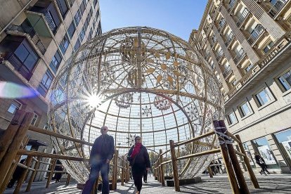 La comercial calle Santiago, decorada con motivos navideños.-PABLO REQUEJO
