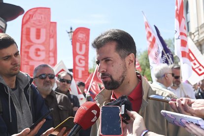 Luis Tudanca hace declaraciones a los medios en la manifestación del Primero de Mayo en Burgos. ICAL