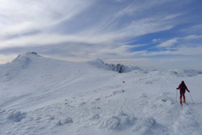 Un montañero avanza por el cordal nevado de la Sierra de Ayllón segoviana.-N. SÁEZ