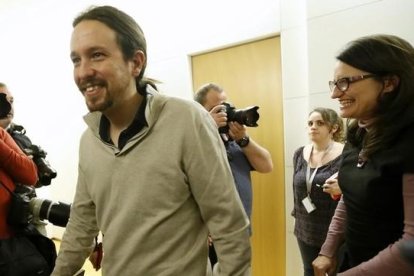 El líder de Podemos, Pablo Iglesias, junto a la jefa de Compromis, Monica Oltra, esta tarde en Congreso-JUAN MANUEL PRATS