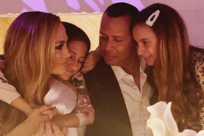 La cantante ha compartido varias imágenes de la velada a la que han acudido familiares y amigos de la pareja.-INSTAGRAM
