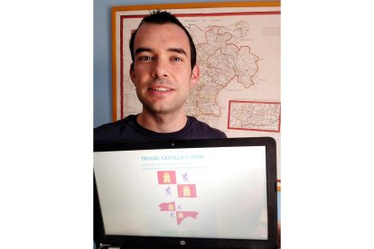 Ángel Luis Nicolás, muestra el trivial de Castilla y León. EL MUNDO