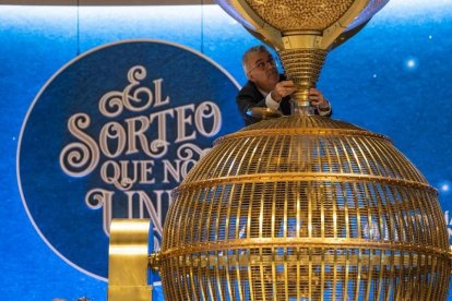 Por comunidades, Castilla y León lidera un año más el gasto por habitante en el Sorteo Extraordinario de Navidad.-
