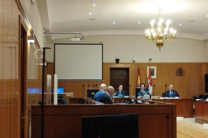 El letrado encausado, en segundo plano, junto a su letrado defensor durante el juicio celebrado en la Audiencia de Valladolid. -EP