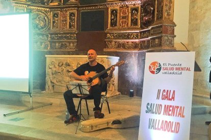 ‘Cifu’, vocalista de la banda Celtas Cortos, durante su actuación en el Museo Nacional de Escultura.-EL MUNDO