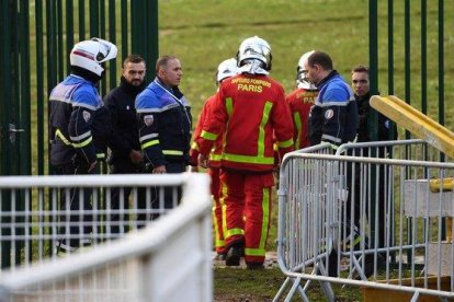 Agentes de policía y bomberos intervienen en el ataque de Villejuif, al sur de París.-AFP