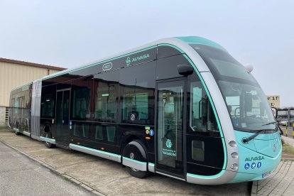 Nuevo bus eléctrico articulado, en las instalaciones de Auvasa. E. M.