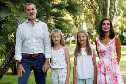 Los reyes y sus dos hijas, la princesa Leonor y la infanta Sofía, en los jardines del palacio de Marivent, donde han posado para los medios en la tradicional sesión gráfica del verano en Palma.-EFE / BALLESTEROS