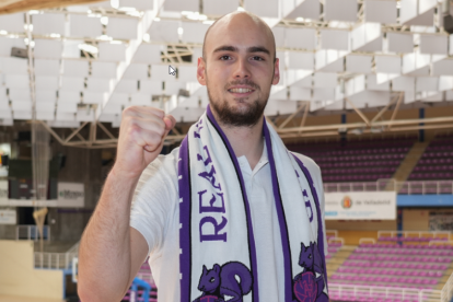 Iñigo Royo, ala-pívot del UEMC Real Valladolid Baloncesto en su presentación. / J. M. LOSTAU