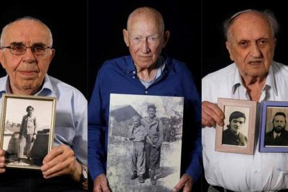 Menahem Haberman con una foto de él mismo después de la guerra, Danny Chanoch, muestra una imagen suya con su hermano mayor Uri, también una vez acabada la contienda bélica y Dov Landau sostiene una fotografía de sus padres que fueron asesinados.-AFP