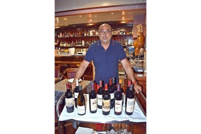 Max, en el comedor de su restaurante portugués, con una selección de vinos y etiquetas de Castilla y León.-ARGICOMUNICACIÓN