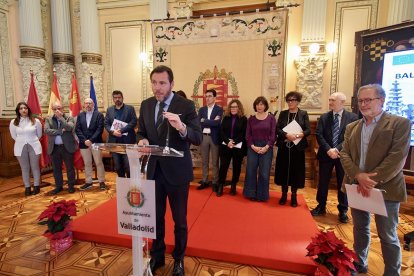 El alcalde, Óscar Puente, con  su equipo de gobierno en el Ayuntamiento. | E. M.