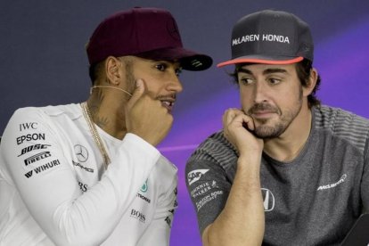 Lewis Hamilton y Fernando Alonso dialogan, hoy, en la conferencia de prensa del GP de Canadá.-EFE