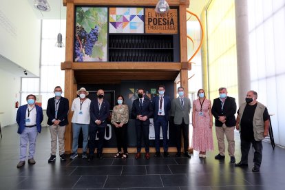 Foto de familia en el Curso del Vino organizado por la UEMC. - EM