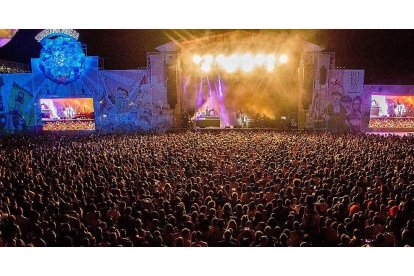 Nacho Cano congregó a miles de personas, de todas las edades, que corearon hasta la extenuación un repertorio de canciones que hicieron historia.-JACOBO REVENGA (SONORAMA RIBERA)