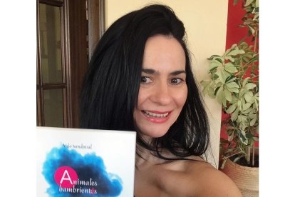 La escritora Aida Sandoval posa con un ejemplar de su última novela. | E. M.