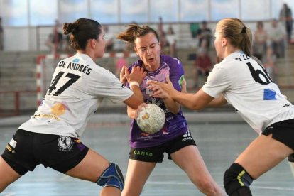 Teresa Álvarez es agarrada por dos rivales. / V. G. DE GARIBAY